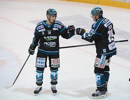 Daniel Oberkofler mit Matthias Iberer, Linz   EHC Liwest Black Wings Linz vs Fehervar AV19