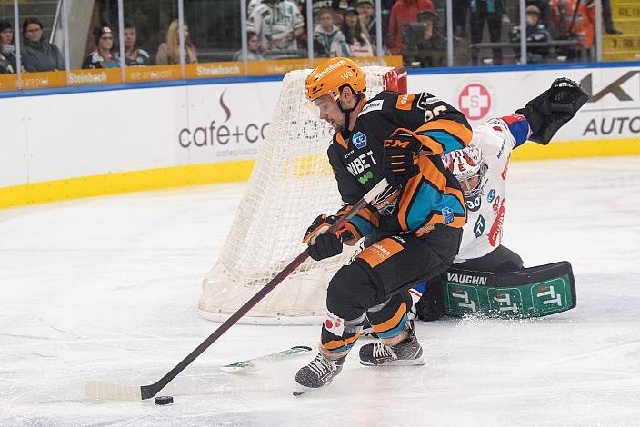 Alexander Lahoda (Steinbach Black Wings Linz), Tormann Rene Swette (HC Tiwag Innsbruck - Die Haie),  Steinbach Black Wings Linz vs HC Tiwag Innsbruck - Die Haie, bet-at-home ICE Hockey League