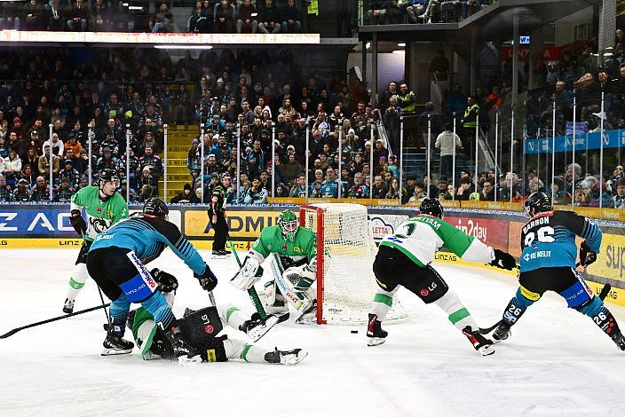 Brian Lebler (Steinbach Black Wings Linz), Tormann Luka Kolin (HK Olimpija Ljubljana), Travis Barron (Steinbach Black Wings Linz), 49. Runde ICE, Steinbach Black Wings Linz vs Olimpija Ljubljana, Linz AG Eisarena