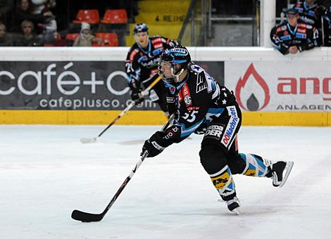 #55 Robert Lukas, Verteidiger und im Hintergrund #21 Philipp Lukas, Stuermer, beide EHC Liwest Black Wings Linz.