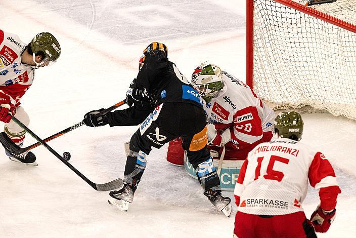 Terrance Amorosa (HCB Suedtirol Alperia), Stefan Gaffal (Steinbach Black Wings Linz), Tormann Samuel Harvey (HCB Suedtirol Alperia) Steinbach Black Wings Linz vs HCB Suedtirol Alperia, 39. Runde ICE Hockey League, Steinbach Black Wings Linz, Linz AG Eisarena 