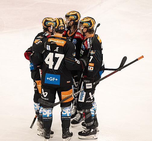Die Steinbach Black Wings Linz feiern das Tor zum 1 zu 3 durch Logan Roe (Steinbach Black Wings Linz), Steinbach Black Wings Linz vs Moser Medical Graz 99ers, 24. Runde, ICE Hockey League, Steinbach Black Wings Linz, Linz AG Eisarena 