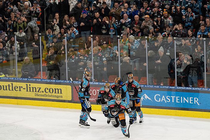 Kilian Rappold (Steinbach Black Wings Linz) feiert das Tor zum 1 zu 0, Win2Day ICE Hockey League,  Steinbach Black Wings Linz vs HC Pustertal Wölfe,  Linz AG Eisarena