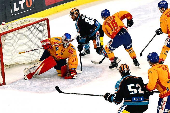 Julian Pusnik (Steinbach Black Wings Linz), Tormann Justin Fazio (Migross Supermercati Asiago Hockey 1935)  Win2Day ICE Hockey League,  Steinbach Black Wings Linz vs Migross Supermercati Asiago Hockey,  Linz AG Eisarena 