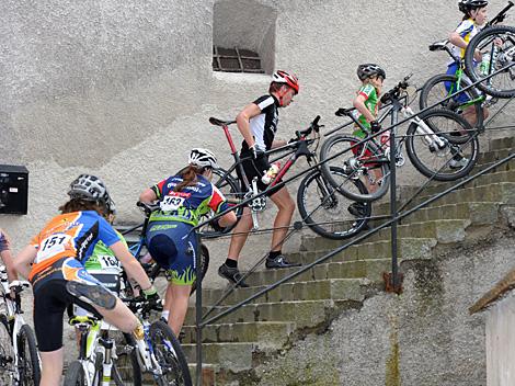 Die Mountainbiker auf der Schulstiege