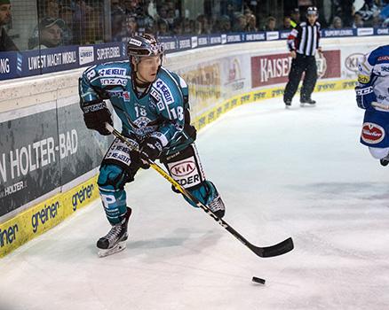 Erik Kirchschläger (EHC Liwest Black Wings Linz),  EHC Liwest Black Wings Linz vs EC VSV
Erik KirchschlÃ¤ger (EHC Liwest Black Wings Linz),  EHC Liwest Black Wings Linz vs EC VSV