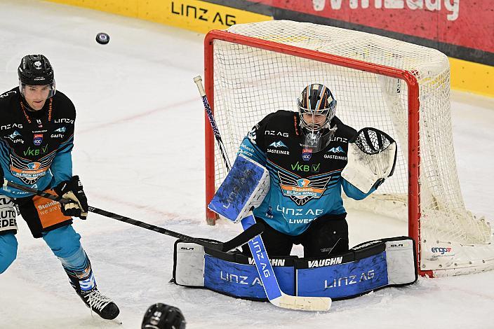 v.l. Logan Roe (Steinbach Black Wings Linz), Tormann Thomas Höneckl (Steinbach Black Wings Linz), 27. Runde ICE, Steinbach Black Wings Linz vs Pioneers Vorarlberg, Linz AG Eisarena 