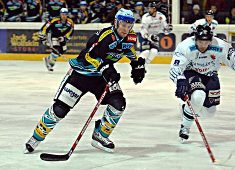 #79 Gregor Baumgartner, Liwest Black Wings Linz im Angriff, gegen Alba Volan Szekesfehervar.