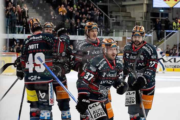 Andreas Kristler (Steinbach Black Wings Linz) feiert das Tor zum 2 zu 2, Steinbach Black Wings Linz vs Hydro Fehervar AV19, Weihnachtstrikot ICE Eishockey Liga, Linz AG Eisarena