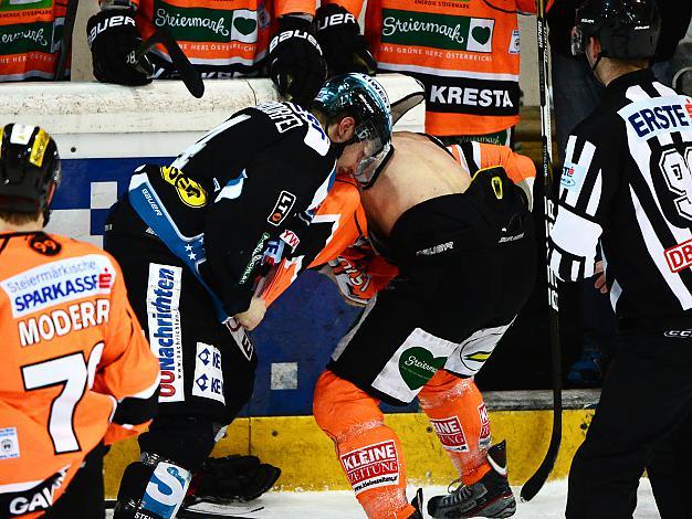 Daniel Mitterdorfer (Liwest Black Wings Linz) und Taylor Holst (Graz 99ers), EHC Liwest Black Wings Linz vs Graz 99ers, Zwischenrunde