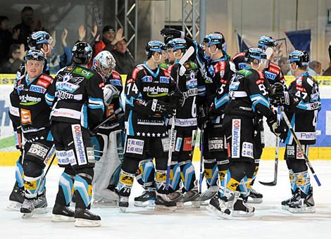 Das Team der Black Wings nach dem 3. Sieg in der Viertelfinalserie.