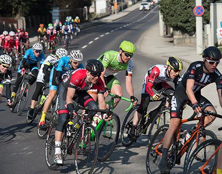 das Hauptfeld mit Andreas Hofer (AUT, Hrinkow Advarics Cycleang Team)