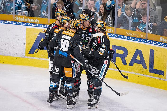 Die Steinbach Black Wings Linz feiern das Tor zum 1 zu 0 durch Brian Lebler (Steinbach Black Wings Linz) Steinbach Black Wings Linz vs HCB Südtirol Alperia, Viertelfinale, 6. Runde ICE Hockey League, Linz AG Eisarena