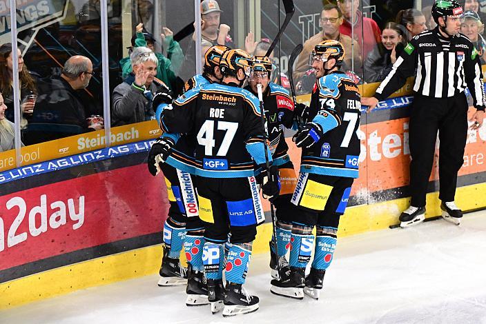 Henrik Neubauer (Steinbach Black Wings Linz) feiert das erste Saisontor der Steinbach Black Wings, Win2Day ICE Hockey League,  Steinbach Black Wings Linz vs Spusu Vienna Capitals,  Linz AG Eisarena