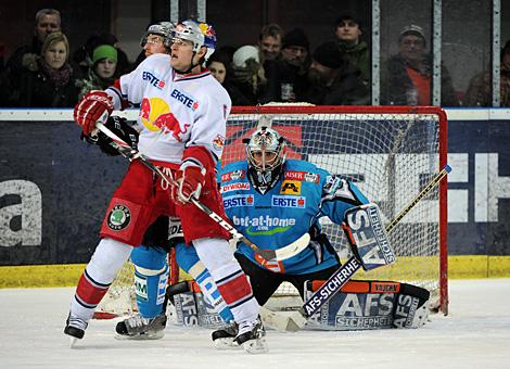 Alex Westlund, Tormann Linz vor ihm der Salzburger Alexander Pallestrang, Liwest Black Wings Linz vs. EC Red Bull Salzburg