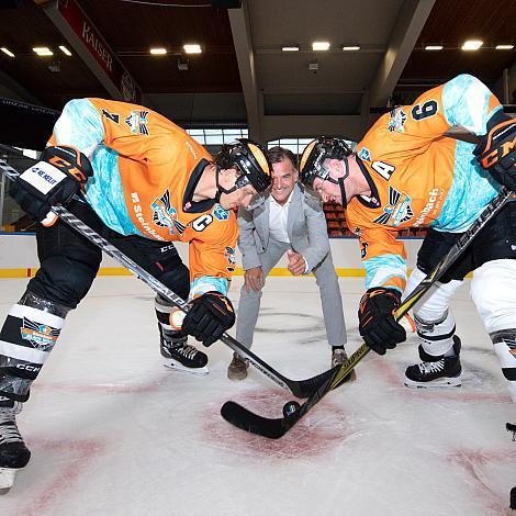 v.l. Brian Lebler (Steinbach Black Wings Linz), Präsident Peter Nader (Steinbach Black Wings Linz), Rafael Rotter (Steinbach Black Wings Linz) Steinbach Black Wings Linz , Heiss auf Eis