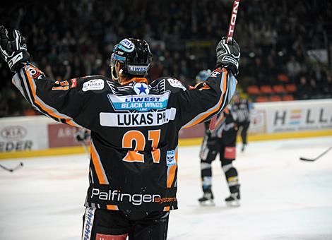 Philipp Lukas, Liwest Black Wings Linz jubelt ueber das 4 zu 2 fuer Linz. Die Vorentscheidung.