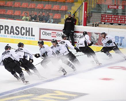 Das Team unter den Augen von Tormann Trainer Jürgen Penker (EHC Liwest Black Wings Linz)
Das Team unter den Augen von Tormann Trainer JÃ¼rgen Penker (EHC Liwest Black Wings Linz)