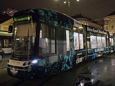 Die Liwest Black Wings Linz Strassenbahn.