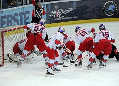 Die Red Bulls Salzburg bei gemeinsamer Verteidigung EC Red Bull Salzburg vs. EV Vienna Capitals, Semifinale Spiel 3 