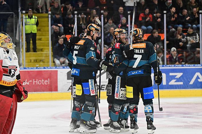 Die Steinbach Black Wings Linz feiern das Tor zum 2 zu 2 durch Sean Collins (Steinbach Black Wings Linz) Steinbach Black Wings Linz vs Bemer Pioneers Vorarlberg, Linz AG Eisarena 