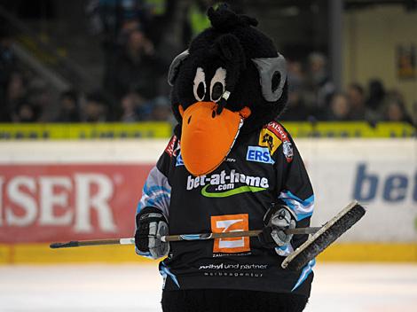 Gonzo das Maskottchen der Linzer, EHC Liwest Black Wings Linz vs. KHL Medvescak Zagreb, Platzierungsrunde