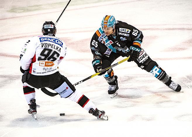 Lukas Vopelka (HC Orli Znojmo), Steve Oleksy (EHC Liwest Black Wings Linz),  Eishockey,  EHC Liwest Black Wings Linz vs HC Orli Znojmo