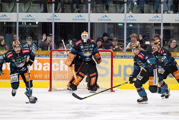 v.l. Shawn St.Amant (Steinbach Black Wings Linz), Tormann Rasmus Tirronen (Steinbach Black Wings Linz) Steinbach Black Wings Linz vs HC Pustertal Woelfe, ICE Eishockey Liga, Linz AG Eisarena