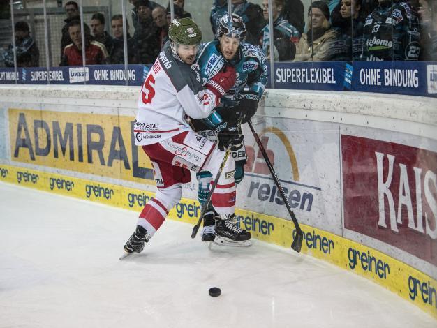 Kevin Moderer (EHC Liwest Black Wings Linz) gehalten von Brodie Reid (HCB Suedtirol Alperia)  EHC Liwest Black Wings Linz vs HCB Suedtirol Alperia 5. Viertelfinale