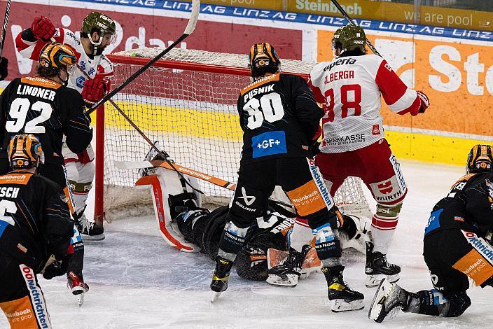 Tormann Rasmus Tirronen (Steinbach Black Wings Linz), Julian Pusnik (Steinbach Black Wings Linz), Domenic Alberga (HCB Suedtirol Alperia) vor dem Linzer Tor, Steinbach Black Wings Linz vs HCB Südtirol Alperia, Viertelfinale, 4. Runde ICE Hockey League, Linz AG Eisarena 