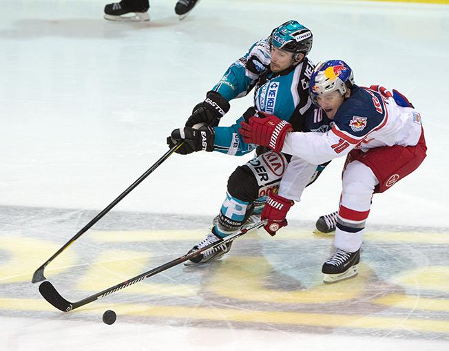 Brett McLean (EHC Liwest Black Wings Linz) und Brian Connelly (EC Red Bull Salzburg), EHC Liwest Black Wings Linz vs EC Red Bull Salzburg, Platzierungsrunde