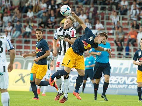 Sebastian Schröger (LASK Linz, #5) und Nikola Dovedan (FC Liefering, #7), Sky Go, 1. Liga Lask vs. Liefering
Sebastian SchrÃ¶ger (LASK Linz, #5) und Nikola Dovedan (FC Liefering, #7), Sky Go, 1. Liga Lask vs. Liefering