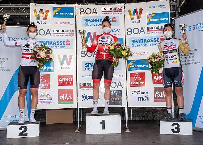 Damen Siegerpodest v.l. 2. Platz Kathrin Schweinberger (AUT ÖAMTC Radclub Tirol), Siegerin Christina Schweinberger (AUT ÖAMTC Radclub Tirol) 3. Platz Nadja Heigl (AUT, Servetto - Makhymo - Beltrami TSA), Damen Radliga, 69. Kirschblütenrennen Wels, Oberösterreich 