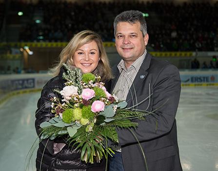 Birgit Sandner macht das Ehrenbully, 100000 Besucher,  EHC Liwest Black Wings Linz vs HC TWK Innsbruck  Die Haie