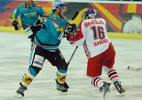 #19 Rob Shearer, Liwest Black Wings Linz im Duell mit der #16 Patrick Harand, Red Bulls Salzburg.