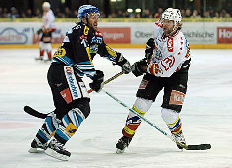 #17 Francois Groleau, EHC Liwest Black Wings im Duell mit der #24 Anze Terlikar, HK Acroni Jesenice.