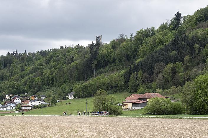 Das Feld der Fahrer vor der Ruine Schaunburg