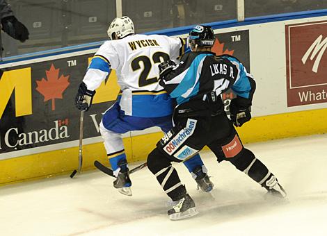 #55 Robert Lukas, Stuermer, Liwest Black Wings Linz draengt den Muenchner Austin Wycisk, an die Bande.