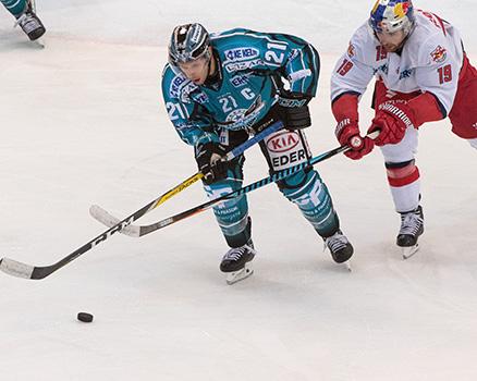 Philipp Lukas (EHC Liwest Black Wings Linz) und Bill Thomas (EC Red Bull Salzburg), EHC Liwest Black Wings Linz vs EC Red Bull Salzburg