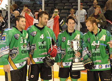 von links, Brandon Prust, Todd Bertuzzi, Sam Gagner, Rob Schremp mit dem EuroCanCup.