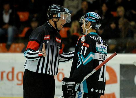 #21 Philipp Lukas, Kapitaen, EHC Liwest Black Wings Linz im Gespraech mit dem Schiedsrichter Igor Dremlj.