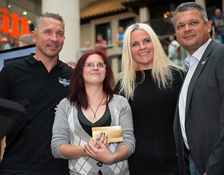 Siegerin Gewinnspiel, EHC Liwest Black Wings Linz, Spielerpräsentaion 2015-2016
Siegerin Gewinnspiel, EHC Liwest Black Wings Linz, SpielerprÃ¤sentaion 2015-2016