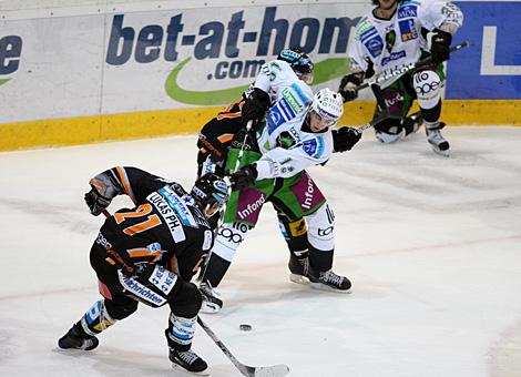 Philipp Lukas Liwest Black Wings Linz im Duell mit Jure Kralj, HDD TILIA Olimpija Ljubljana