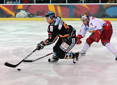 Kelsey Wilson EC Red Bull Salzburg verfolgt Robert Lukas Liwest Black Wings Linz