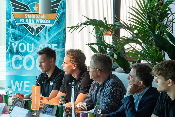 v.l. Head Coach Philipp Lukas (Steinbach Black Wings Linz), Brian Lebler (Steinbach Black Wings Linz), Peter Steinbach (CEO Steinbach Pools), Präsident Peter Nader (Steinbach Black Wings Linz), Patrick Söllinger (Steinbach Black Wings Linz) Saisonstart Pressekonferenz, Steinbach Black Wings Linz ,Linz AG Eisarena