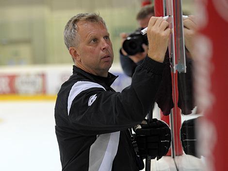 Trainer Rob Daum, leitet das erste Training der Linzer, Liwest Black Wings 2012/2013