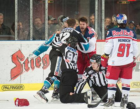 Kevin Moderer (EHC Liwest Black Wings Linz) und Brett Sterling (EC Red Bull Salzburg), EC Red Bull Salzburg vs EHC Liwest Black Wings Linz