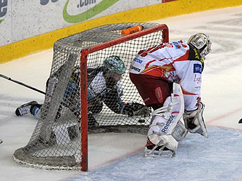 Justin Keller, Linz und Tormann Andy Chiodo, KAC, EHC Liwest Black Wings Linz vs. EC KAC Finale 1