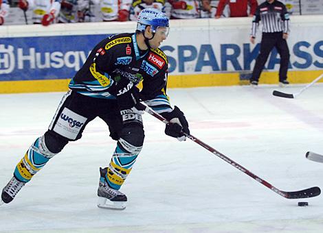 #79 Gregor Baumgartner, Stuermer, Liwest Black Wings Linz an der Scheibe.