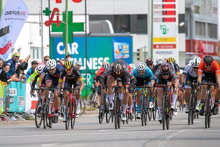 Massensprint mit dem Sieger Matevz Govekar (SLO, Tirol KTM Cycling Team) Elite Herren, 69. Kirschblütenrennen Wels, Oberösterreich 